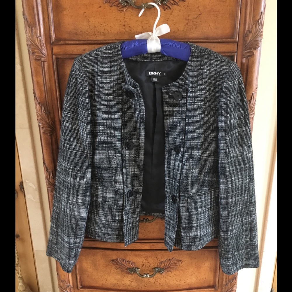 DKNY women’s short jacket. Black/white. Classy